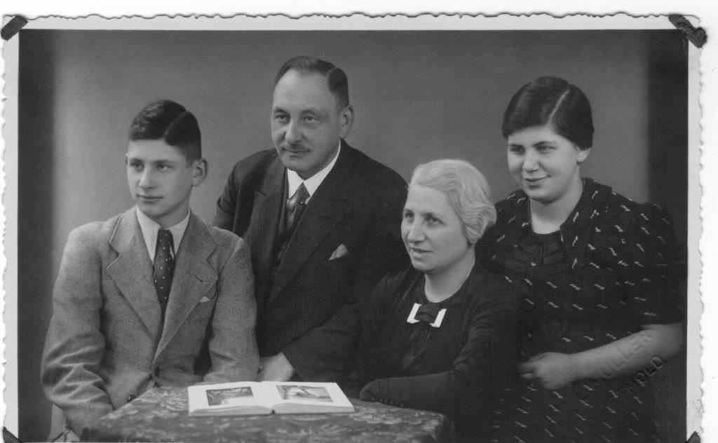 Familie Herzberg (v. l.: Fritz, Moritz, Johanna, Gerda), Pessach 1938 (© Sammlung Joanne Herzberg)